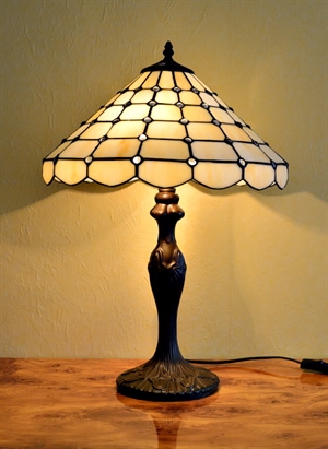 tiffany bordlampe DT150 hvid skærm med hvide perler h57cm ø40cm - Se Tiffany lamper